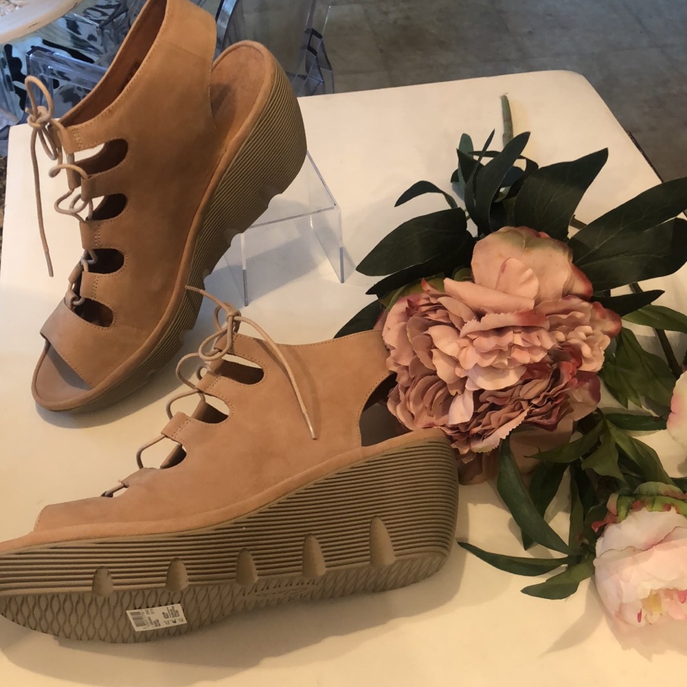 New Genuine Suede Clark’s Artisan Tie Front Wedge Sandals